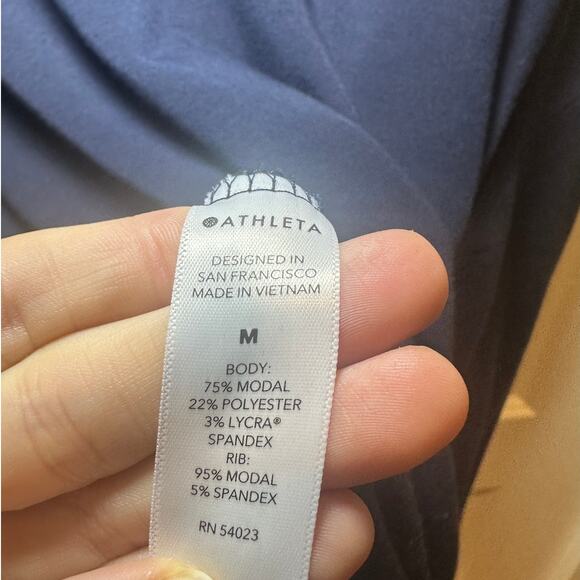 Athleta Balance Pullover Navy Sweatshirt Thumbholes Side Slit Size Medium - Picture 9 of 10